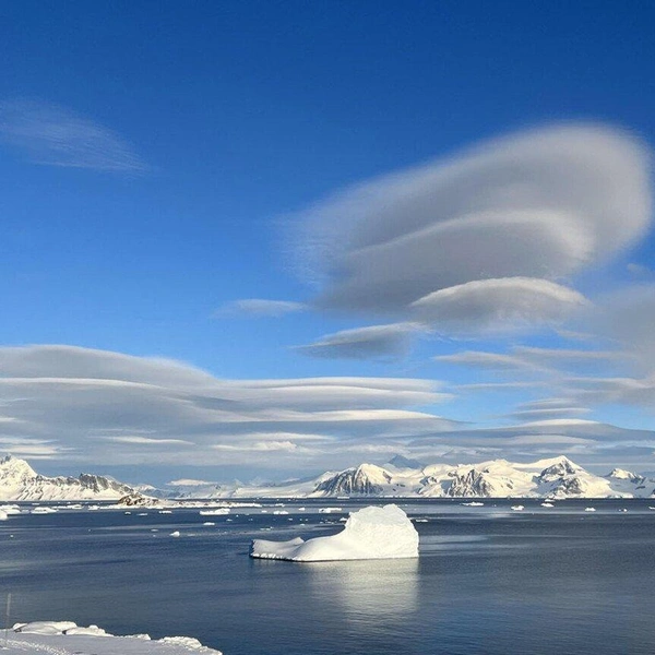 Лентикулярные облака в Антарктике | Источник: Victor Cirstet / Standard Chartered Weather Photographer of the Year 2025