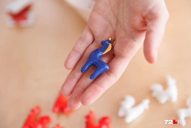 Помните того только что залитого глазурью конька-единорога? После обжига нежный голубой оттенок превращается в насыщенный синий. Магия! | Источник: Ирина Шарова / 72.RU 