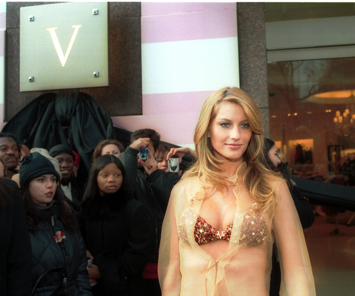 В ожидании камбэка: вспоминаем 10 лучших шоу Victoria's Secret за последние 25 лет