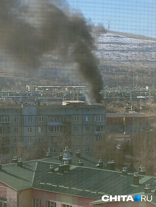 Столб черного дым поднимается над базой | Источник: очевидец