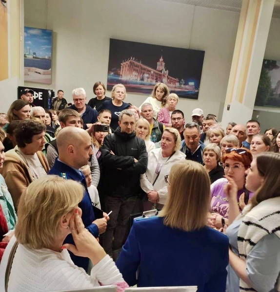 «Са-мо-лет! Са-мо-лет!»: пассажиры устроили бунт в аэропорту Екатеринбурга из-за суточной задержки рейса в Анталью | Источник: Уральская транспортная прокуратура