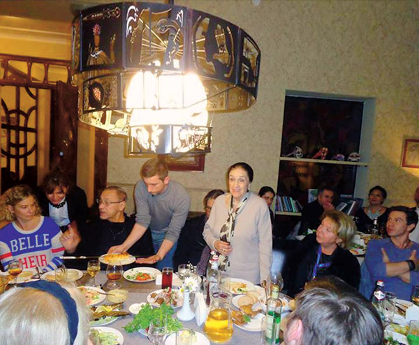 Юлия Высоцкая и Андрей Кончаловский  вместе с другими актерами поужинали  в частном ресторане местного олигарха – поклонника искусств