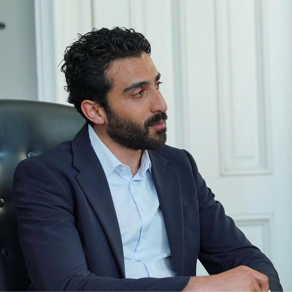 Батухан Бозкурт Юзгюлеч | Источник: Кадр из сериала «Клюквенный щербет»