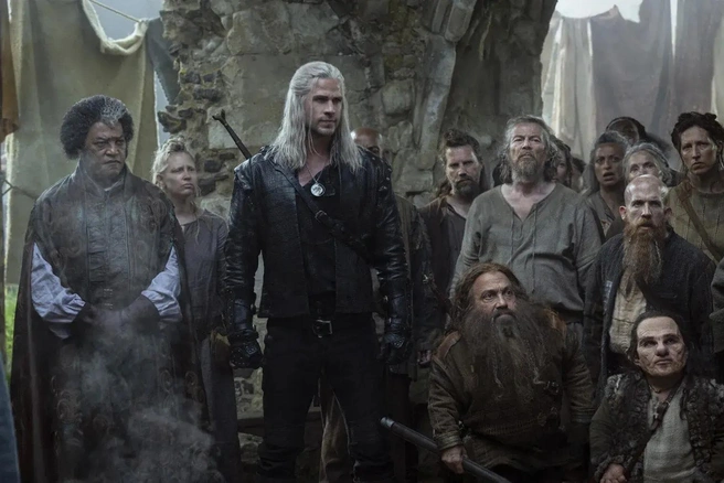 Лиам Хемсворт сменил Генри Кавилла, игравшего Геральта предыдущие три сезона | Источник: Кадр из сериала «Ведьмак», реж. Серхио Мимица-Геззан, Алекс Гарсия Лопес, Триша Брок и Джереми Уэбб (Netflix, 2025)