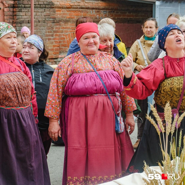 Для гостей фестиваля выступают народные коми-ансамбли | Источник: Тимофей Калмаков / 59.RU