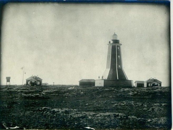 Фотопозитив. Жужмуйский маяк, постройки 1871 года. 1890–1898 годы | Источник: предоставлено Северным морским музеем