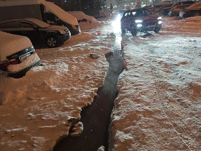 По словам жителей дома Ясный берег, 4, с канализацией проблемы происходят регулярно | Источник: читатели НГС