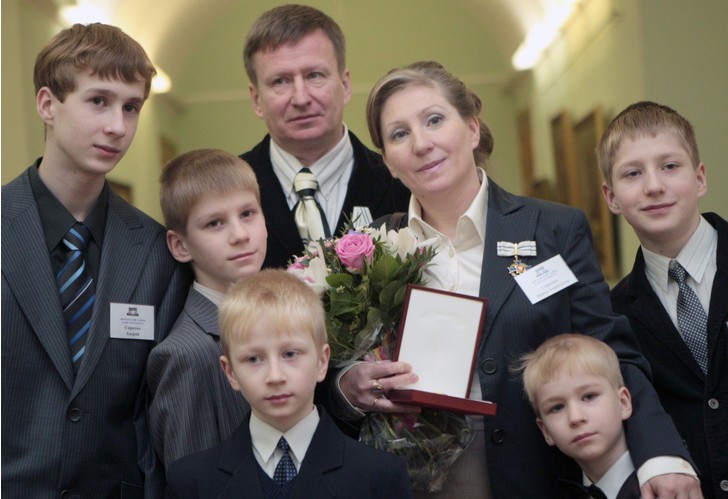 Получила звание «Мать-героиня» и миллион рублей: как живет семья с 13 детьми из Санкт-Петербурга