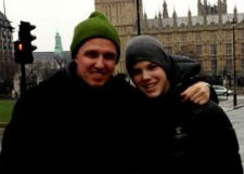 Игорь Верник с сыном гуляют по Лондону