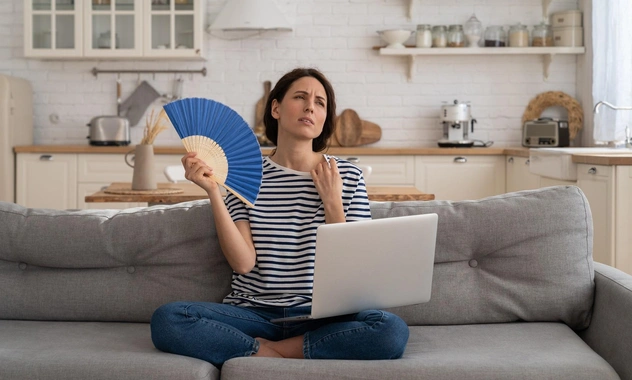 Как с гуся вода: у девушки с агрессивным гипергидрозом в день выделяется по 3 литра пота