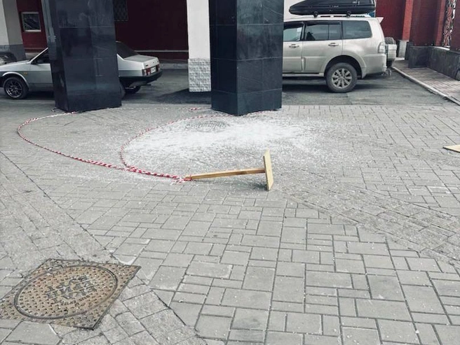 Фотография полностью разрушенного окна музея. | Источник: читатель E1.RU