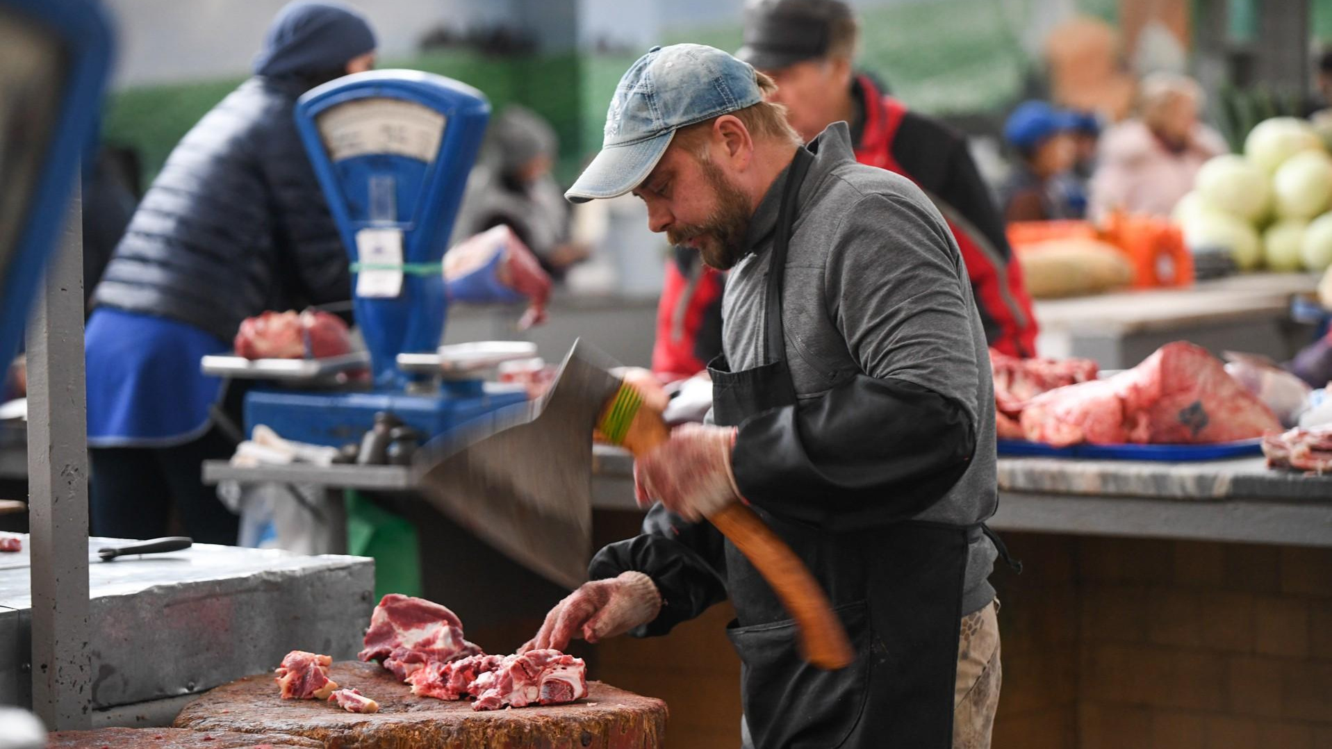 Омские работодатели стали активно искать мясников 