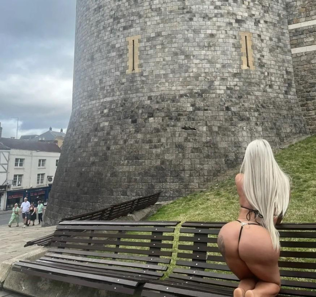 Модель OnlyFans устроила эротическую фотосессию на фоне Виндзорского замка