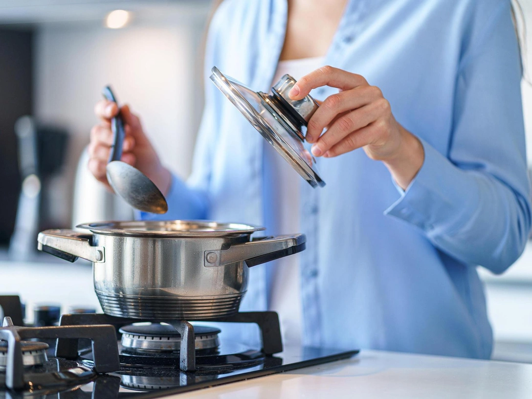 Как быстро удалить пригоревший жир: гениальный лайфхак из соцсетей, который реально работает | marieclaire.ru