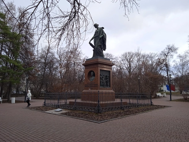 Памятник Карамзину украшает центр города | Источник: Дмитрий Сильнов / 173. RU