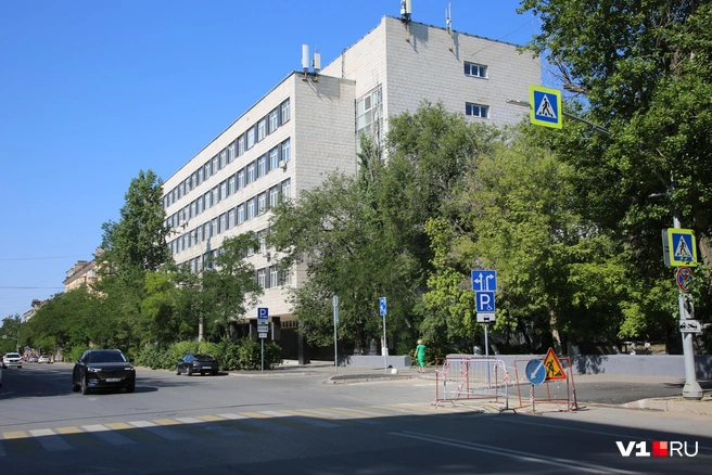 Буквально недавно здесь была просторная бесплатная парковка | Источник: Константин Завриков / V1.RU