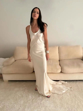 Ирина Шейк и искусство носить черное&nbsp;&mdash; 5 доказательств, что минимализм может быть хищным