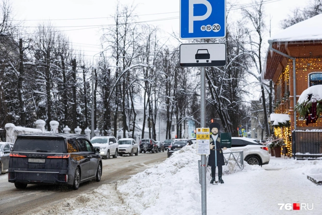 Параллельная парковка в таких условиях невозможна | Источник: Артем Бауман / 76.RU