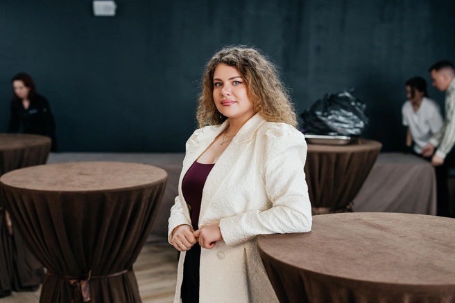 Вера Кольцова считает, что важно сохранять радость и оптимизм, даже когда жизнь подкидывает сложности | Источник: Ксения Зимина