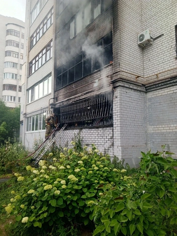 Пламя с балкона уничтожило две квартиры  | Источник: Юлия Михайлова / vk.com 