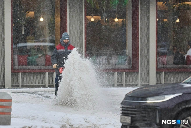 На многих участках активно убирают снег  | Источник: Александр Ощепков / NGS.RU