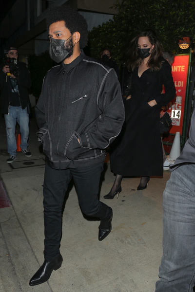 «Она кинозвезда»: The Weeknd подтвердил роман с Джоли