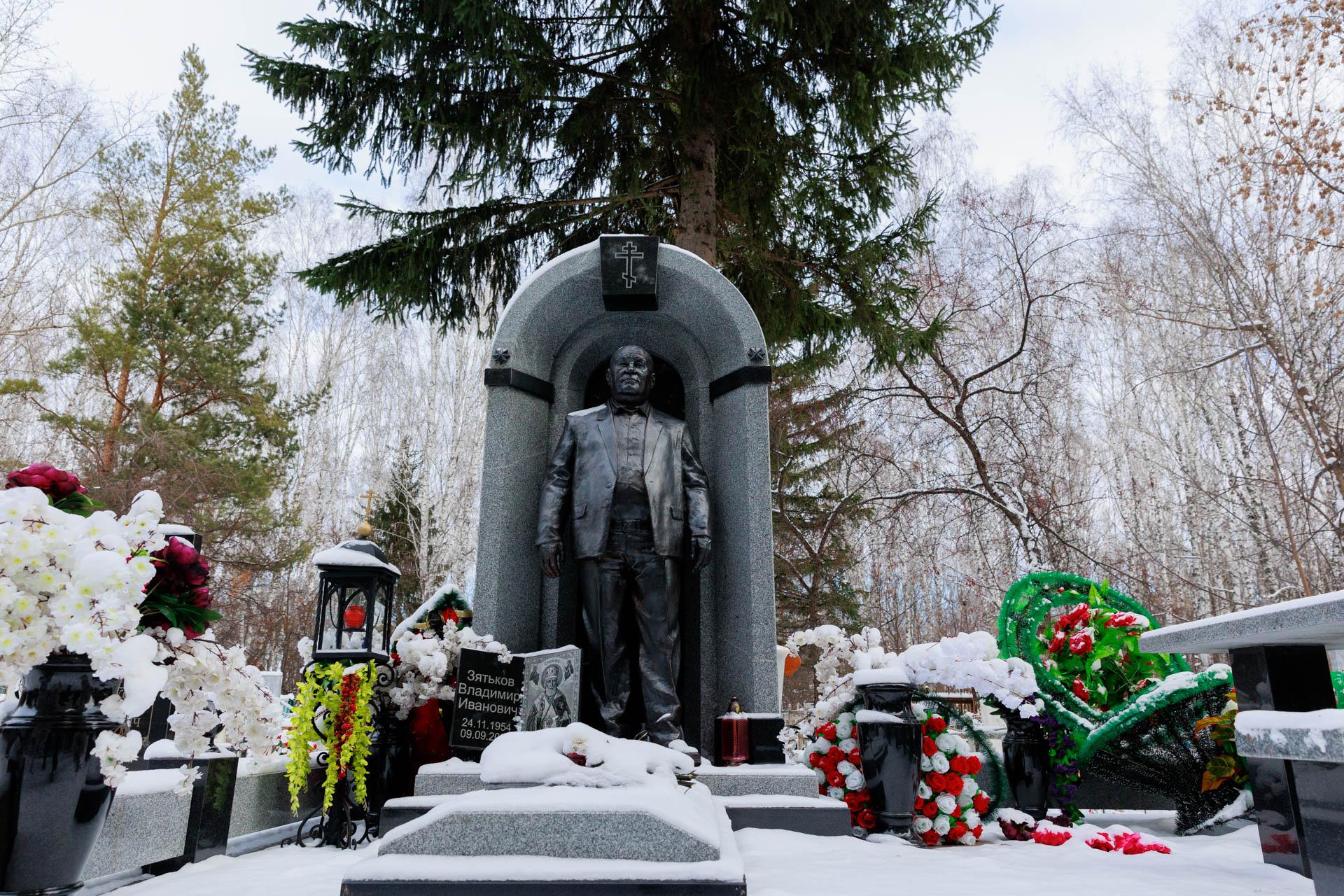 Памятник Зятьку в Ишиме, криминальный авторитет Зятек - 6 ноября 2023 -  72.ру