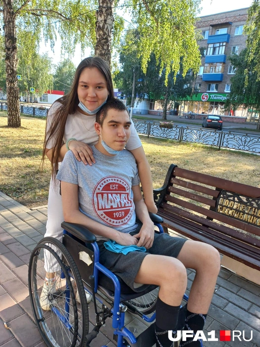 Эвелина, девушка пострадавшего, находится с ним рядом каждый день с момента аварии | Источник: источник UFA1.RU