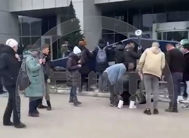 В Новокузнецке женщину придавило сорвавшейся с торгового центра вывеской | 62.ru