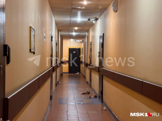 В коридоре многие камеры видеонаблюдения вырваны и валяются на полу, провода свисают прямо с потолка | Источник: Кристина Геворкян / MSK1.RU
