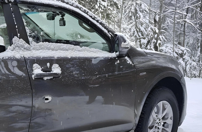 Пуля прошла сквозь дверь автомобиля | Источник: СК России по Ленинградской области