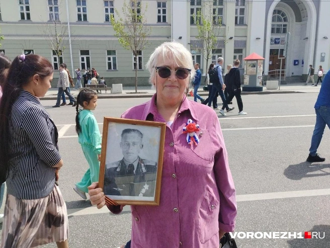 Елена приехала в центр города вместе со своими детьми и внуками | Источник: Дмитрий Волгин / Voronezh1.ru