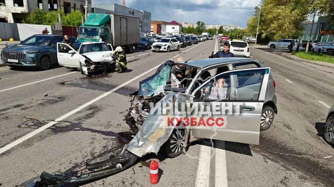 Все трое участников ДТП получили тяжелые травмы  | Источник: телеграм-канал «Инцидент Кузбасс»