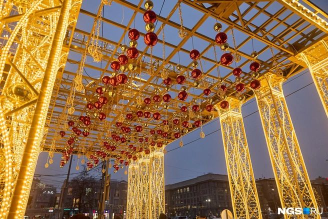 Город продолжит преображаться в течение всего декабря | Источник: Александр Ощепков / NGS.RU