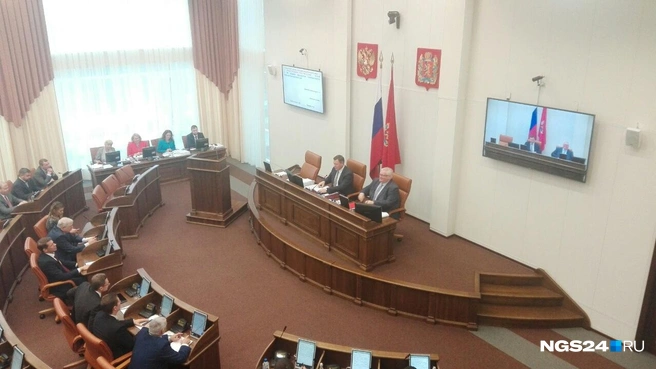 Свиридов тут же занял место спикера Заксобрания