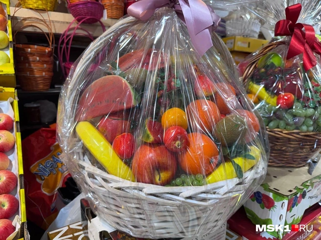Большие корзины собирают за заказ, а в витринном образце&nbsp;— муляжи фруктов | Источник: Дмитрий Толстошеев / MSK1.RU
