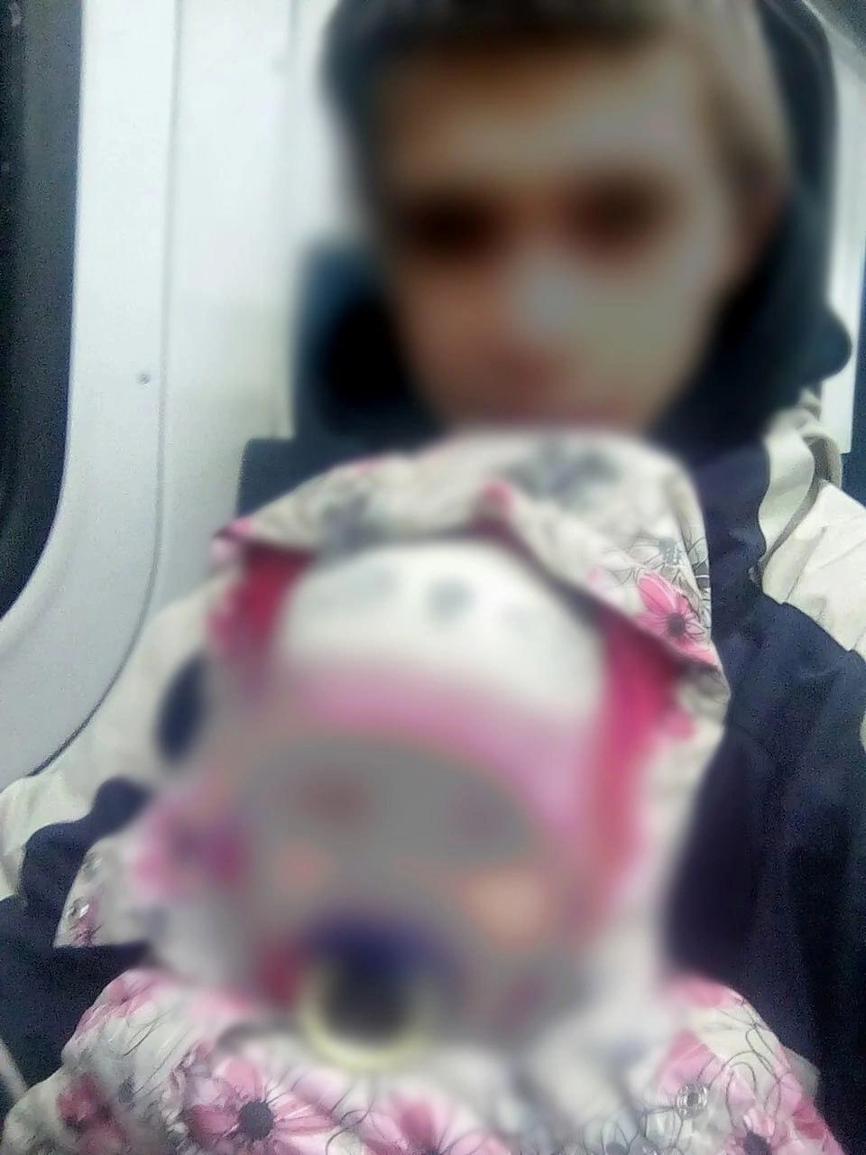 На фото — родной отец обезглавленного мальчика в 2017 году. Их с Еленой первой дочери нет и года | Источник: соцсети