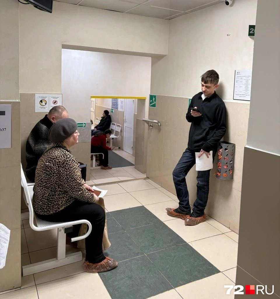 Это очередь на сдачу крови. Среди пациентов люди самых разных возрастов  | Источник: Мария Токмакова / 72.RU