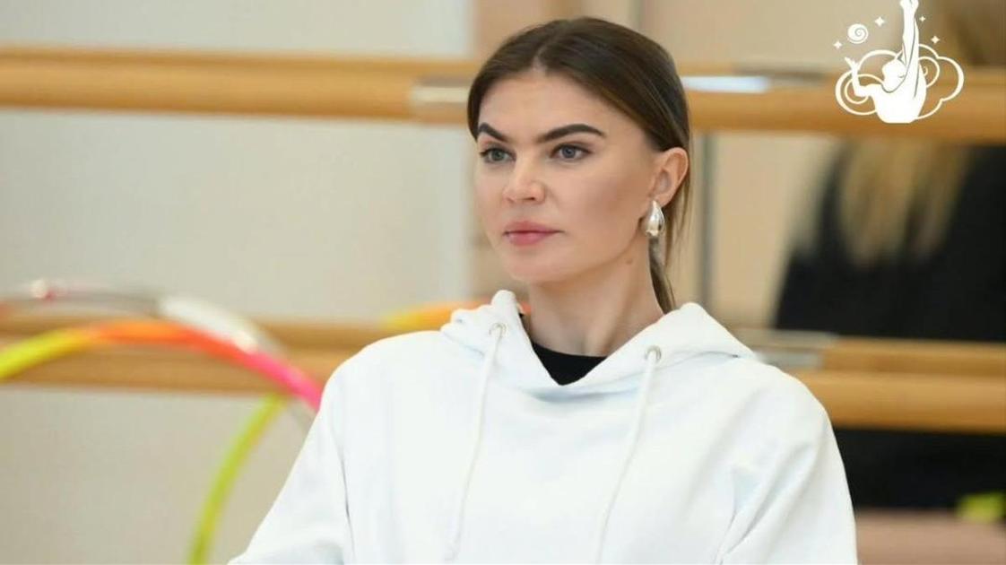 Алина Кабаева спустя 20 лет после завершения карьеры показала идеальную растяжку