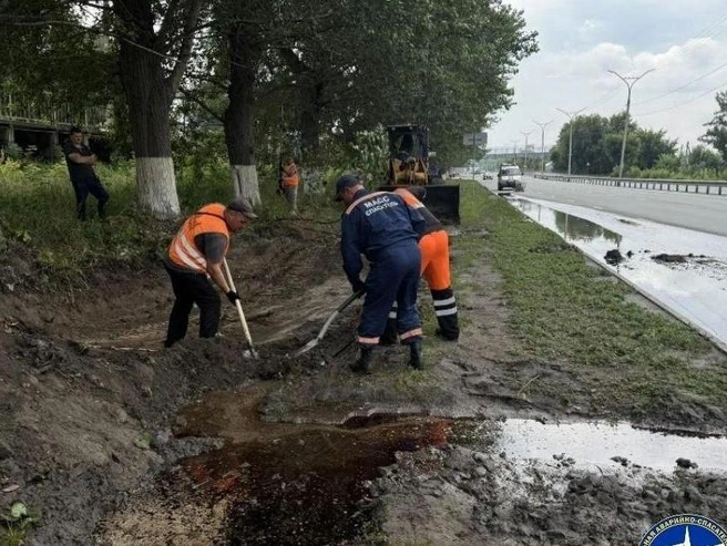 Разлив дизельного топлива на дороге в Первомайском районе Новосибирска после ДТП | Источник: МАСС Новосибирска