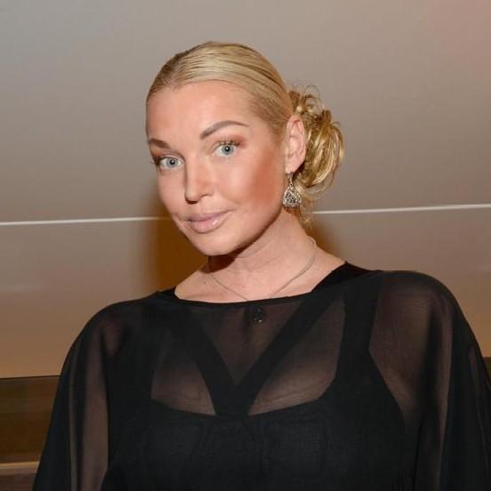 Анастасия Волочкова передвигается на костылях после операции: «Вместо сострадания списываете меня со счетов»