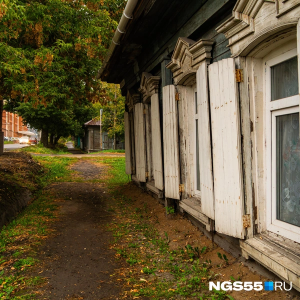 Окна почти поравнялись с землей | Источник: Кирилл Башинский / NGS55.RU