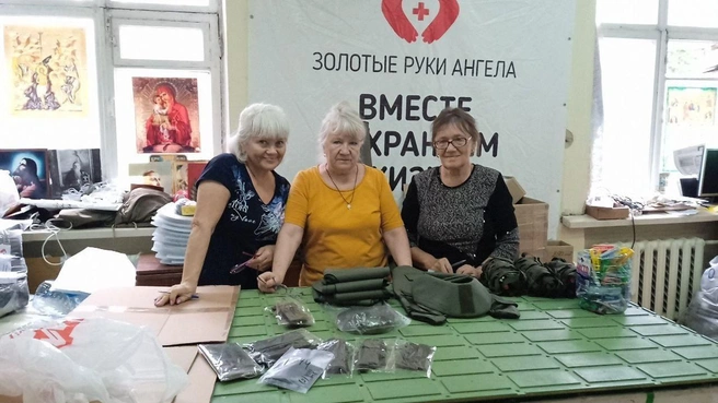 Валентина Дмитриевна&nbsp;справа, она волонтер | Источник: nosilki_na_front / Vk.com