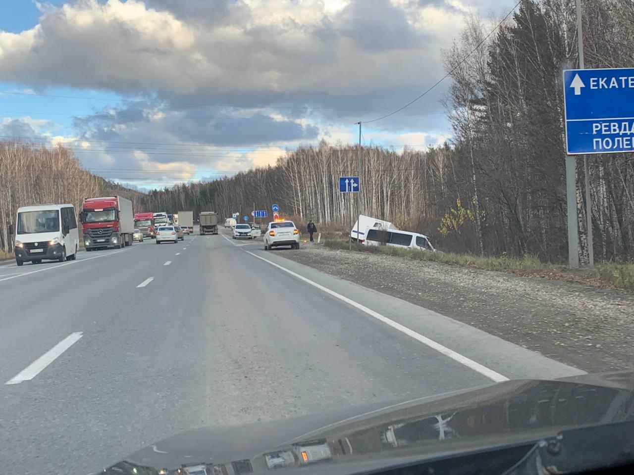 На Пермском тракте автозак столкнулся с микроавтобусом - 18 октября 2023 -  Е1.ру