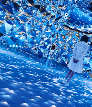 Внутри бриллианта: инсталляция Prismverse