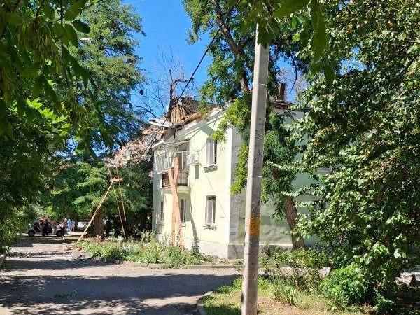 Сбитые балки и щепки вокруг: показываем дом в Азове, оставшийся без крыши из-за дронов