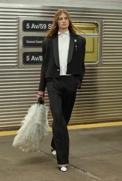 Юра Романюк на шоу Chanel Métiers d'Art 2026 в Нью-Йорке | marieclaire.kz