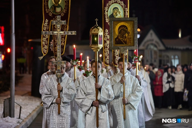 Во время крестного хода служители церкви читали молитвы вслух | Источник: Александр Ощепков / NGS.RU