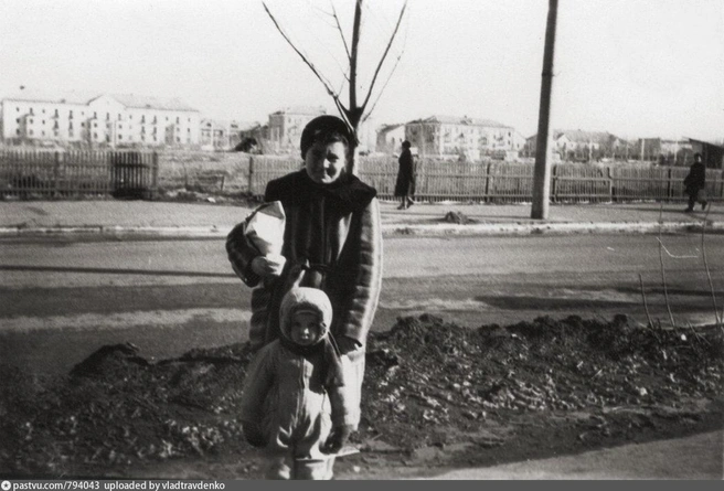 У остановки «Завод телевизоров», 1965 | Источник: pastvu.com