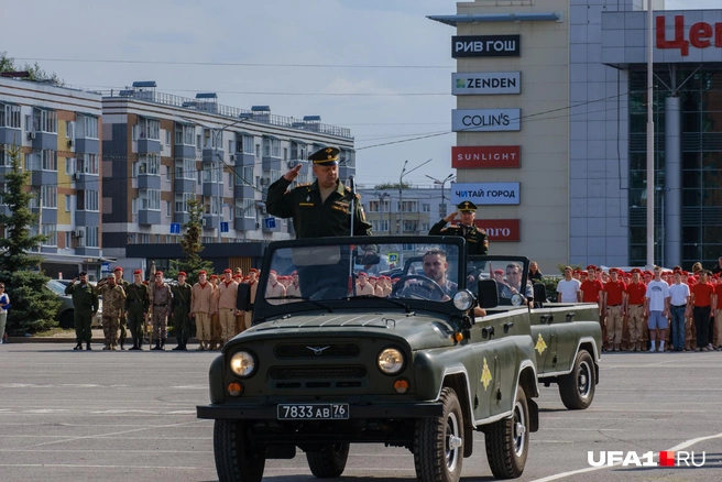 Принимают парад | Источник: Булат Салихов / UFA1.RU
